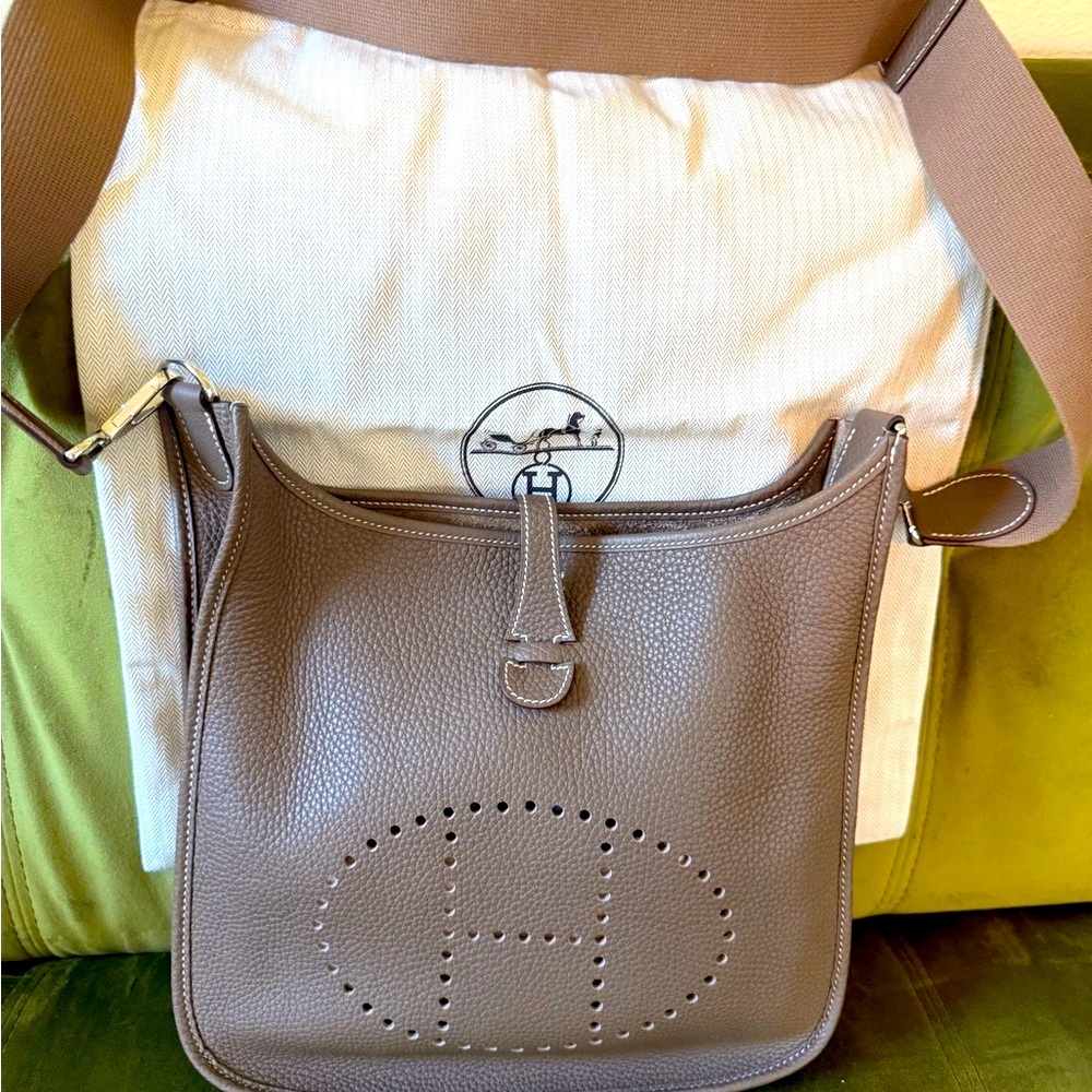 Perfect for Fall! 🍁🍂 HERMÈS Taurillon Clemence Evelyne III PM Etoupe Bag